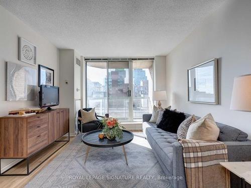 901-311 Richmond St E, Toronto, ON - Indoor Photo Showing Living Room