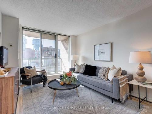 901-311 Richmond St E, Toronto, ON - Indoor Photo Showing Living Room