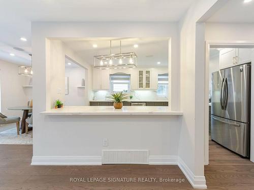 388 Antigua Rd, Mississauga, ON - Indoor Photo Showing Kitchen