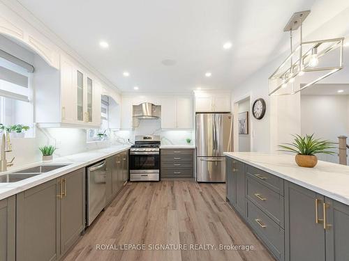 388 Antigua Rd, Mississauga, ON - Indoor Photo Showing Kitchen With Double Sink With Upgraded Kitchen