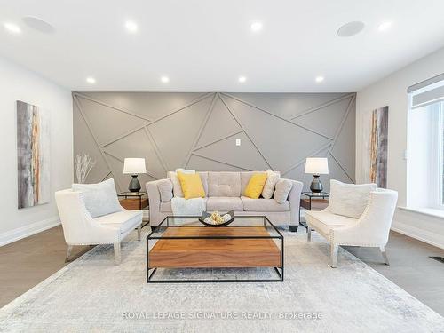 388 Antigua Rd, Mississauga, ON - Indoor Photo Showing Living Room