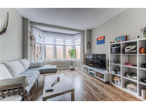 21 Wellington St N, Kitchener, ON - Indoor Photo Showing Living Room