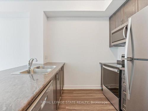 815-460 Dundas St E, Hamilton, ON - Indoor Photo Showing Kitchen With Double Sink