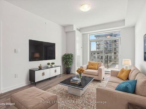 815-460 Dundas St E, Hamilton, ON - Indoor Photo Showing Living Room