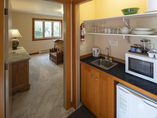 215 Mary St, Victoria, BC - Indoor Photo Showing Kitchen