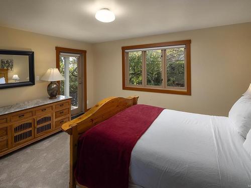 215 Mary St, Victoria, BC - Indoor Photo Showing Bedroom