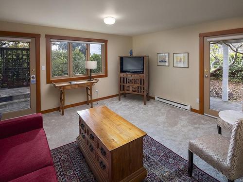 215 Mary St, Victoria, BC - Indoor Photo Showing Living Room