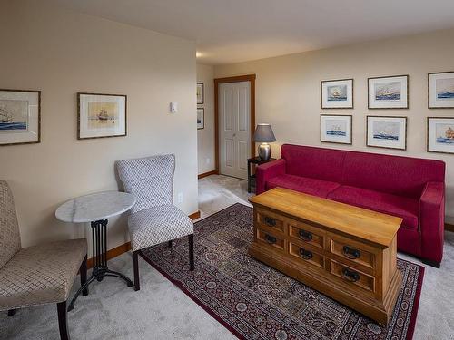 213 Mary St, Victoria, BC - Indoor Photo Showing Living Room