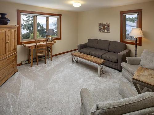 213 Mary St, Victoria, BC - Indoor Photo Showing Living Room