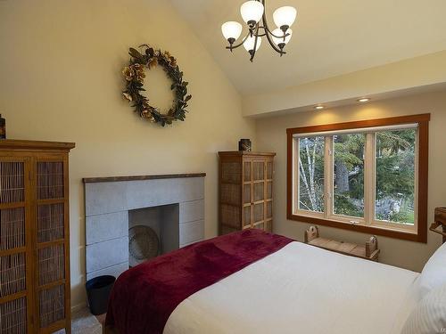 213 Mary St, Victoria, BC - Indoor Photo Showing Bedroom