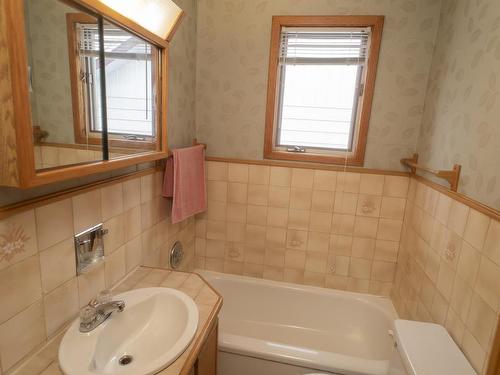 460 Leslie Avenue, Thunder Bay, ON - Indoor Photo Showing Bathroom