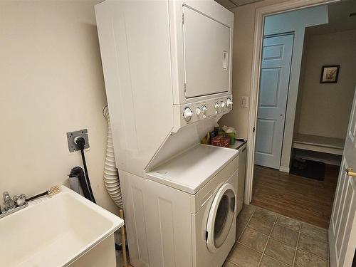 305 620 Red River Road, Thunder Bay, ON - Indoor Photo Showing Laundry Room