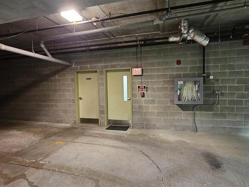 305 620 Red River Road, Thunder Bay, ON - Indoor Photo Showing Garage