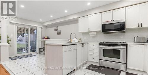 22 Serenity Lane, Brampton, ON - Indoor Photo Showing Kitchen