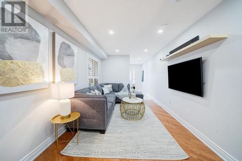 22 Peppertree Lane, Whitchurch-Stouffville, ON - Indoor Photo Showing Living Room