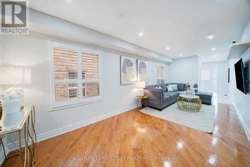 22 Peppertree Lane, Whitchurch-Stouffville, ON - Indoor Photo Showing Living Room