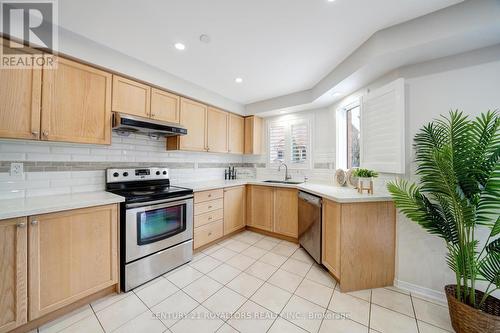 22 Peppertree Lane, Whitchurch-Stouffville, ON - Indoor Photo Showing Kitchen