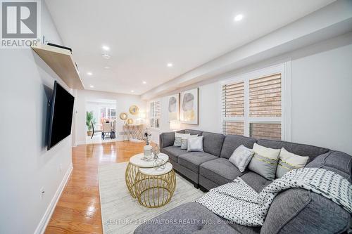 22 Peppertree Lane, Whitchurch-Stouffville, ON - Indoor Photo Showing Living Room