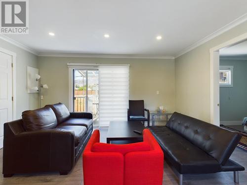 6215 Maple Drive, Osoyoos, BC - Indoor Photo Showing Living Room