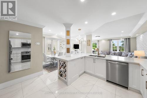 170 Banbrooke Crescent, Newmarket, ON - Indoor Photo Showing Kitchen