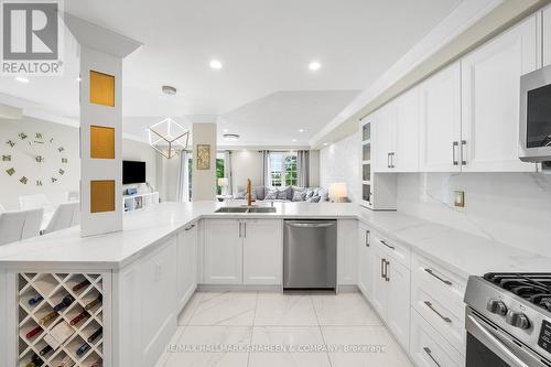 170 Banbrooke Crescent, Newmarket, ON - Indoor Photo Showing Kitchen With Upgraded Kitchen