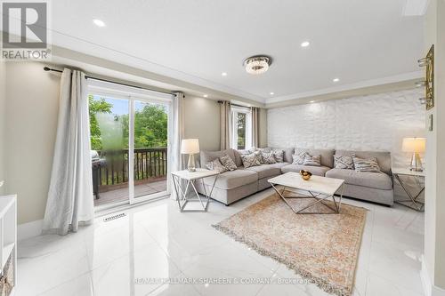 170 Banbrooke Crescent, Newmarket, ON - Indoor Photo Showing Living Room