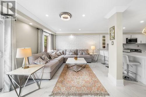 170 Banbrooke Crescent, Newmarket, ON - Indoor Photo Showing Living Room