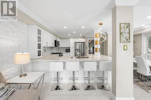 170 Banbrooke Crescent, Newmarket, ON - Indoor Photo Showing Kitchen With Upgraded Kitchen