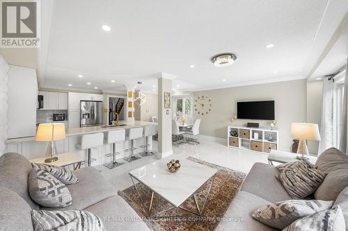 170 Banbrooke Crescent, Newmarket, ON - Indoor Photo Showing Living Room