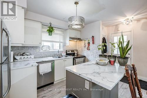 397 East 28Th Street, Hamilton, ON - Indoor Photo Showing Kitchen With Upgraded Kitchen