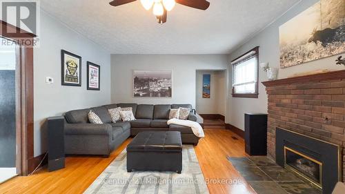 271 9Th Street, Hanover, ON - Indoor Photo Showing Living Room With Fireplace