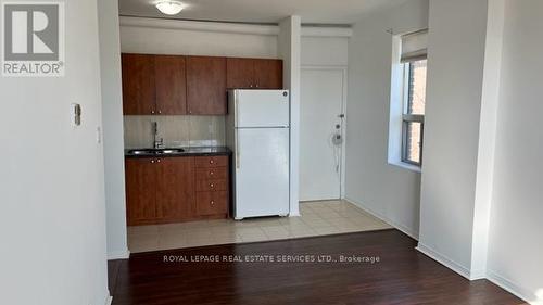 3 - 1434 Queen Street E, Toronto, ON - Indoor Photo Showing Kitchen