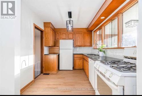 15 Valleyview Avenue, East Gwillimbury, ON - Indoor Photo Showing Kitchen