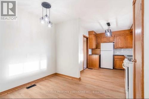 15 Valleyview Avenue, East Gwillimbury, ON - Indoor Photo Showing Kitchen