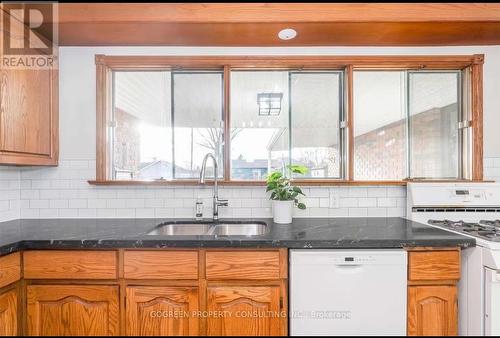 15 Valleyview Avenue, East Gwillimbury, ON - Indoor Photo Showing Kitchen With Double Sink