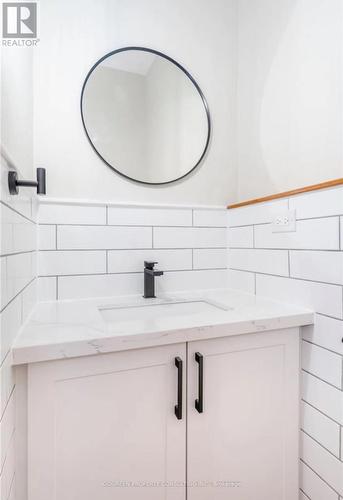 15 Valleyview Avenue, East Gwillimbury, ON - Indoor Photo Showing Bathroom