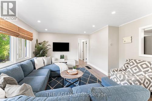 15 32Nd Street S, Wasaga Beach, ON - Indoor Photo Showing Living Room