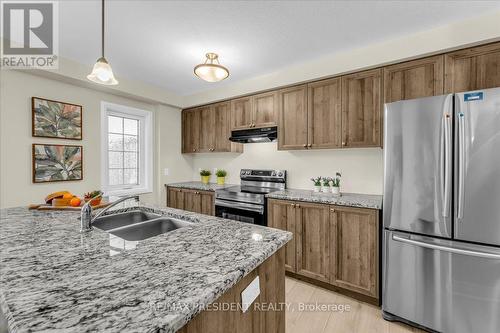 140 Ian Ormston Drive, Kitchener, ON - Indoor Photo Showing Kitchen With Double Sink With Upgraded Kitchen