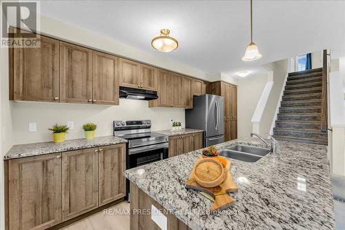 140 Ian Ormston Drive, Kitchener, ON - Indoor Photo Showing Kitchen With Double Sink With Upgraded Kitchen