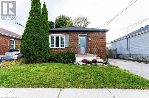 Bungalow-style house featuring a front yard - 90 East 11Th Street, Hamilton, ON - Outdoor