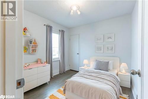 Bedroom featuring dark wood-type flooring - 90 East 11Th Street, Hamilton, ON - Indoor Photo Showing Bedroom