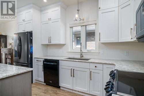 10 Briarwood Crescent, Greater Napanee, ON - Indoor Photo Showing Kitchen