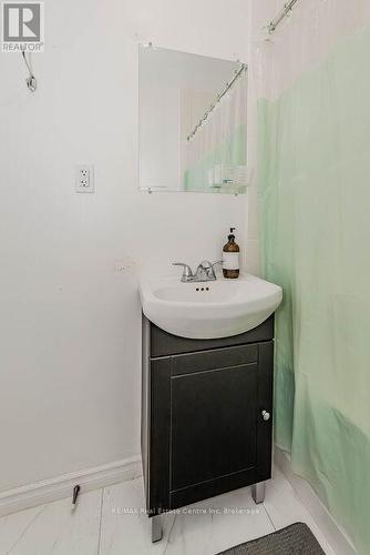 48 Alma Street S, Guelph (Central West), ON - Indoor Photo Showing Bathroom