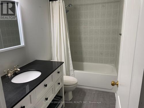 45 Sydenham Wells S, Barrie, ON - Indoor Photo Showing Bathroom