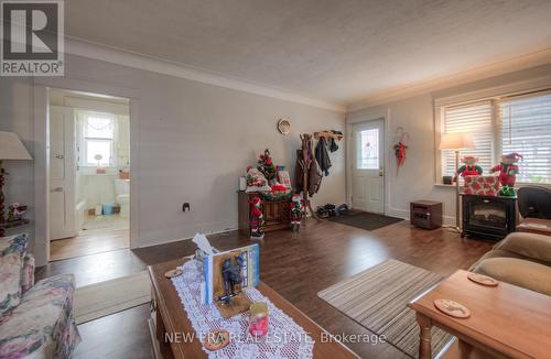 90 Gordon Street, Brantford, ON - Indoor Photo Showing Living Room