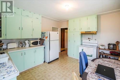 3601 3Rd Avenue, Castlegar, BC - Indoor Photo Showing Kitchen