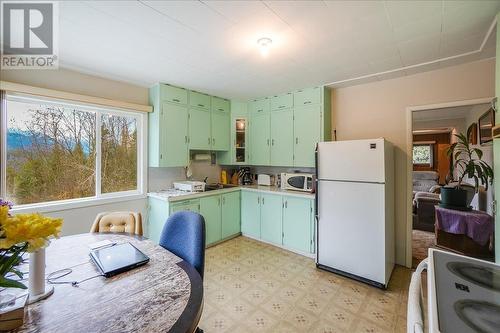 3601 3Rd Avenue, Castlegar, BC - Indoor Photo Showing Kitchen