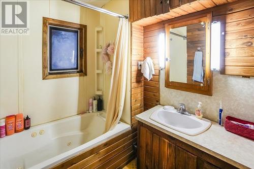 3601 3Rd Avenue, Castlegar, BC - Indoor Photo Showing Bathroom