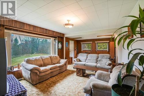 3601 3Rd Avenue, Castlegar, BC - Indoor Photo Showing Living Room