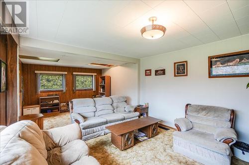 3601 3Rd Avenue, Castlegar, BC - Indoor Photo Showing Living Room